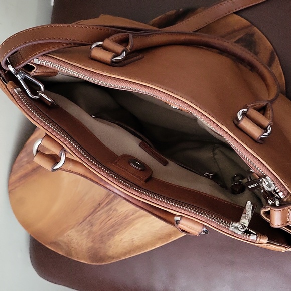 Danier Vintage Structured Leather Tote in Tan - Picture 10 of 16